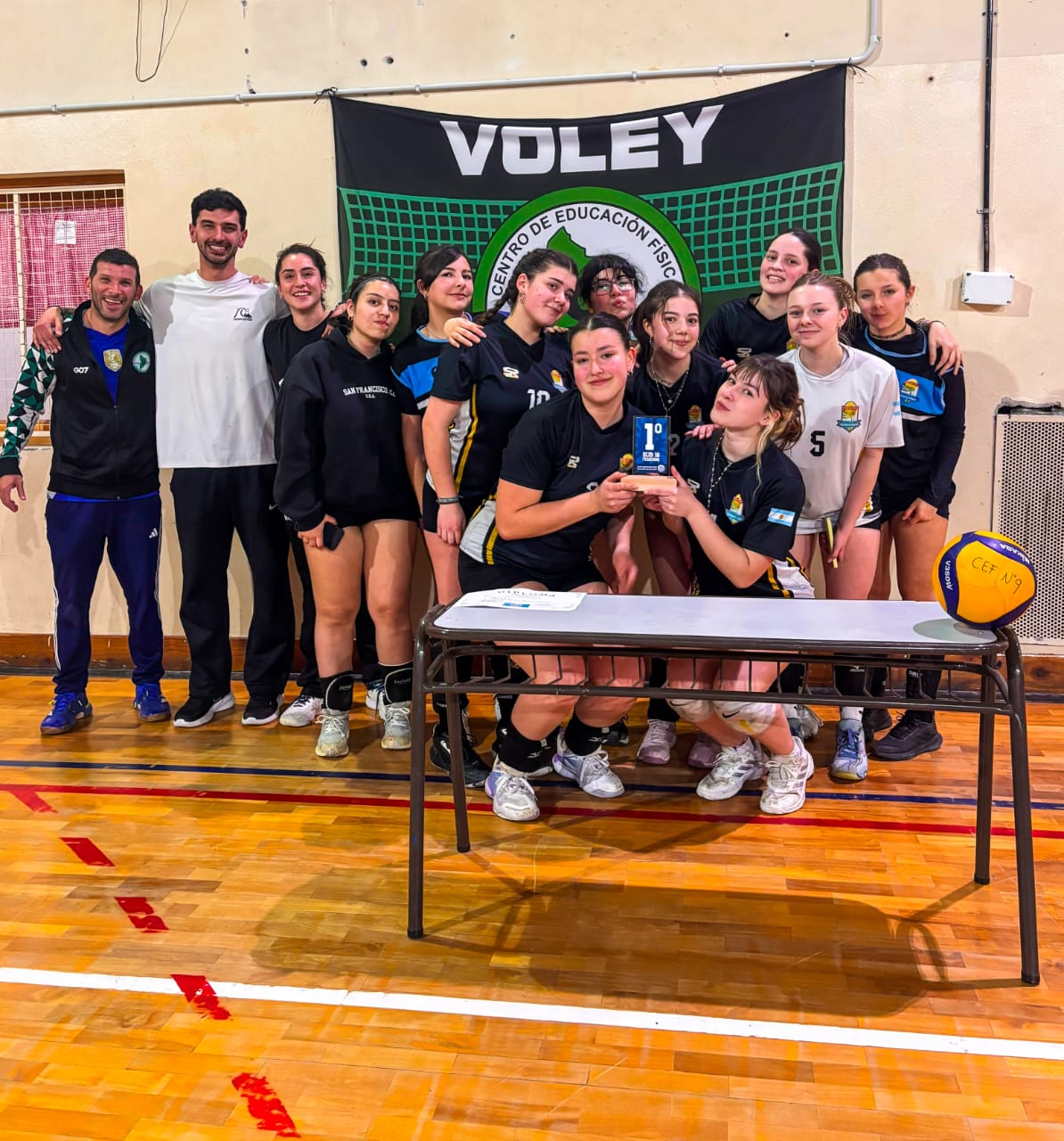 Campeonas: las chicas de vóley de Villa Pehuenia Moquehue se quedaron con el título en San Martín de los Andes